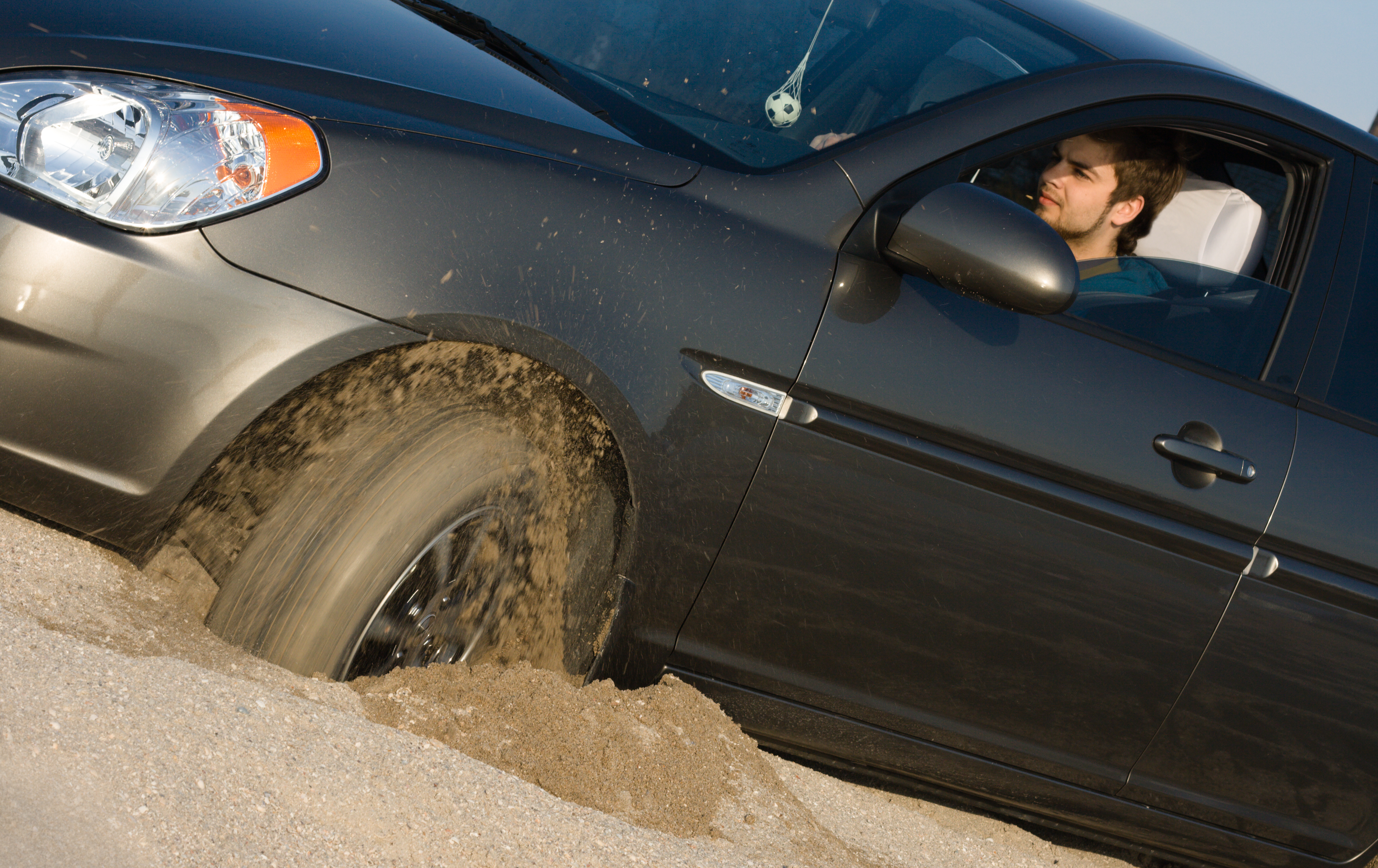 Застревают крошки. Машина буксует. Машина застряла в песке. Машина с песком. Автомобиль забуксовал.
